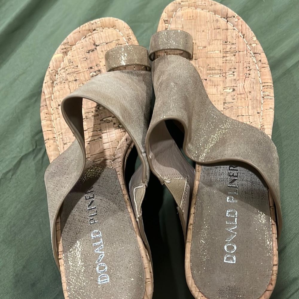 Size71/2  color metlic gold suede, wedge